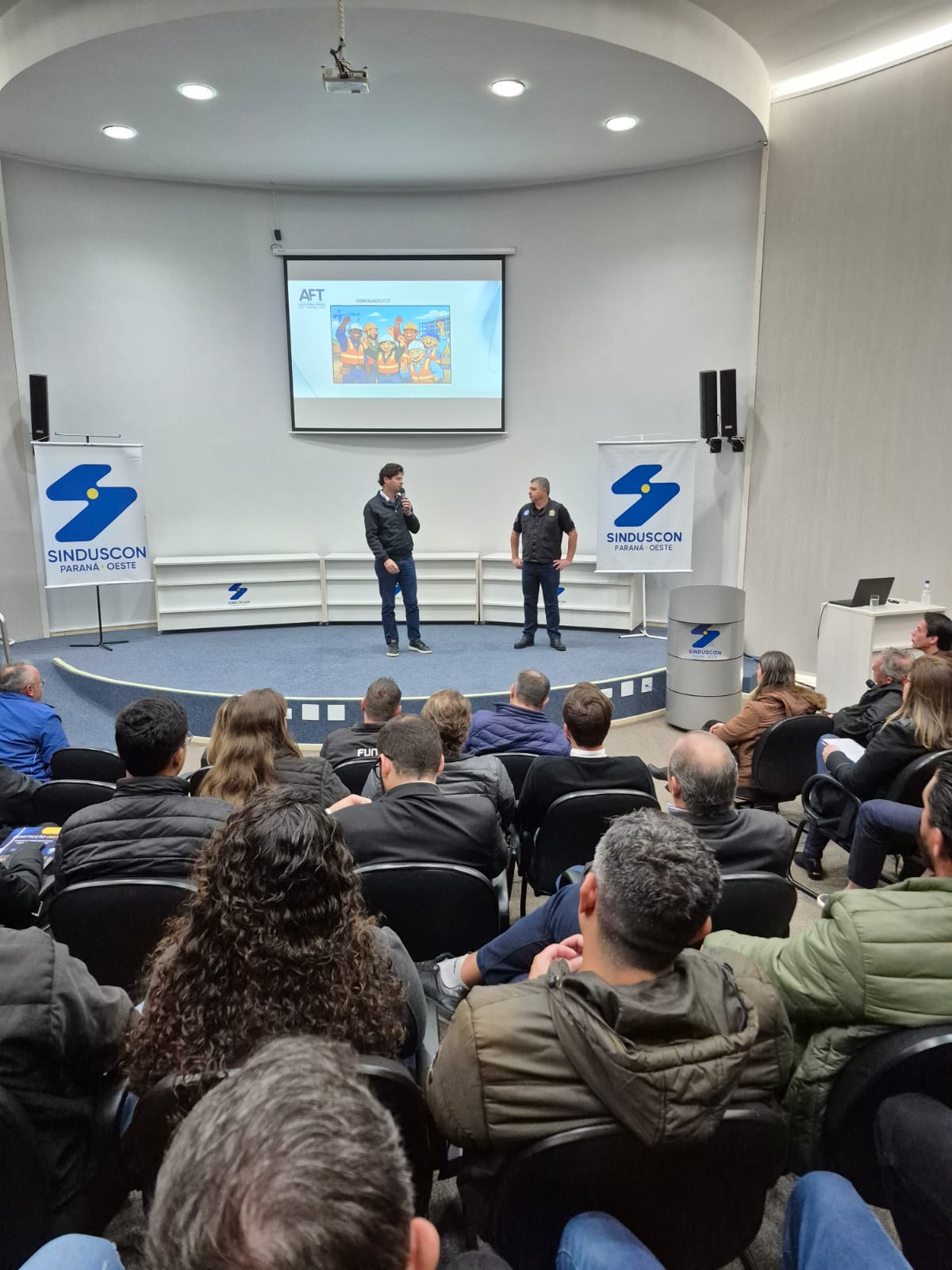 Banner: Com o auditório lotado,  o Sinduscon realiza o 11º Encontro de Segurança do Trabalho, com palestra do auditor fiscal 