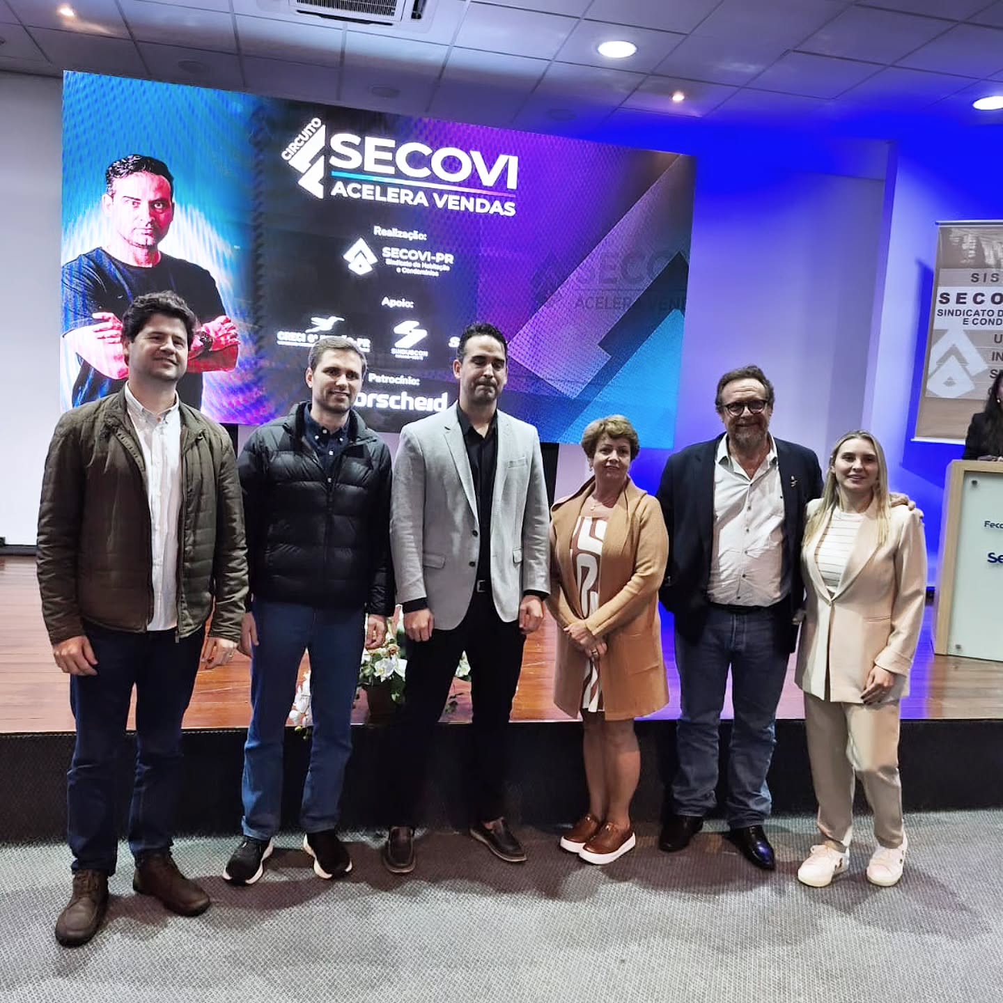 Banner: Sinduscon Paraná Oeste reforça integração com o mercado imobiliário em evento regional 